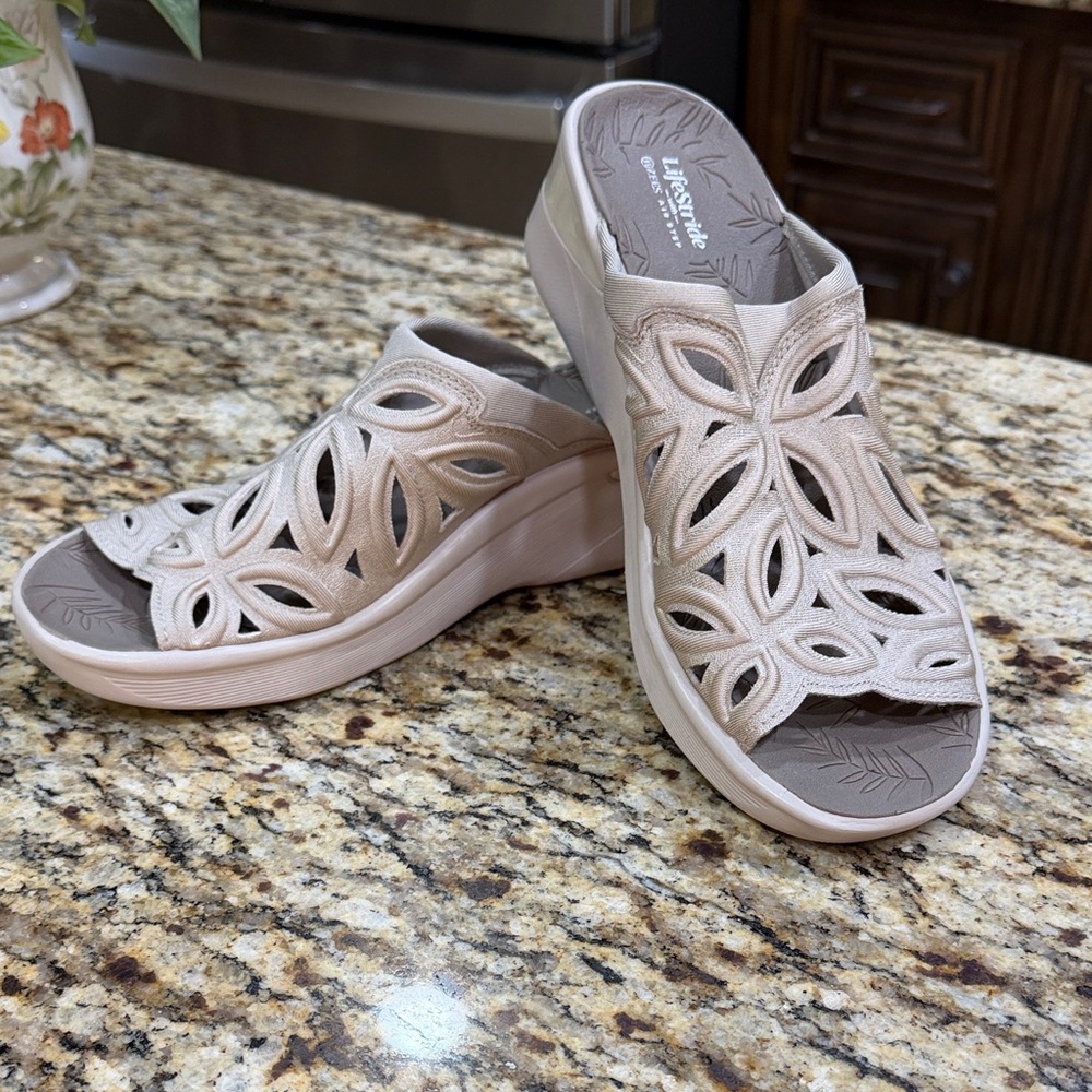 NWOT Life Stride W/BZees Air Step Women's Light Beige Floral Cutout Wedge Slides